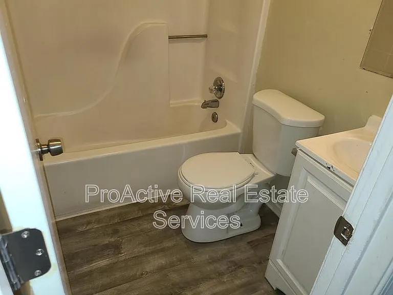 812 W 27th St #1 — Photo 13