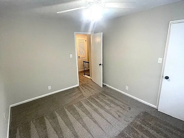 Beautiful Chesney Woods Townhomes — Photo 34