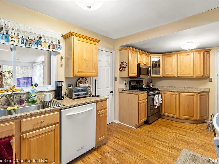 16219 Elizabeth St — Photo 6