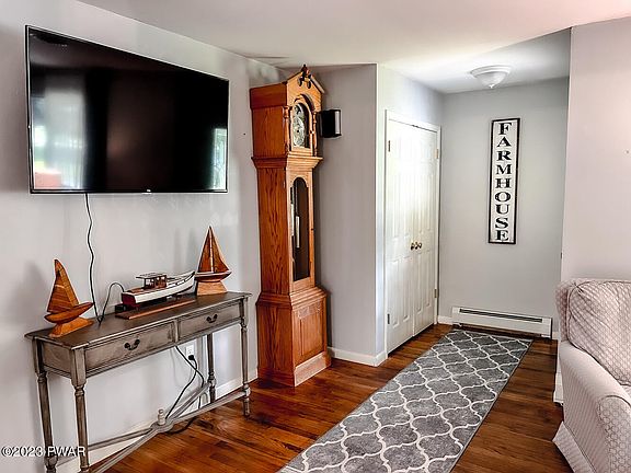 3rd image of 95 2nd Ave