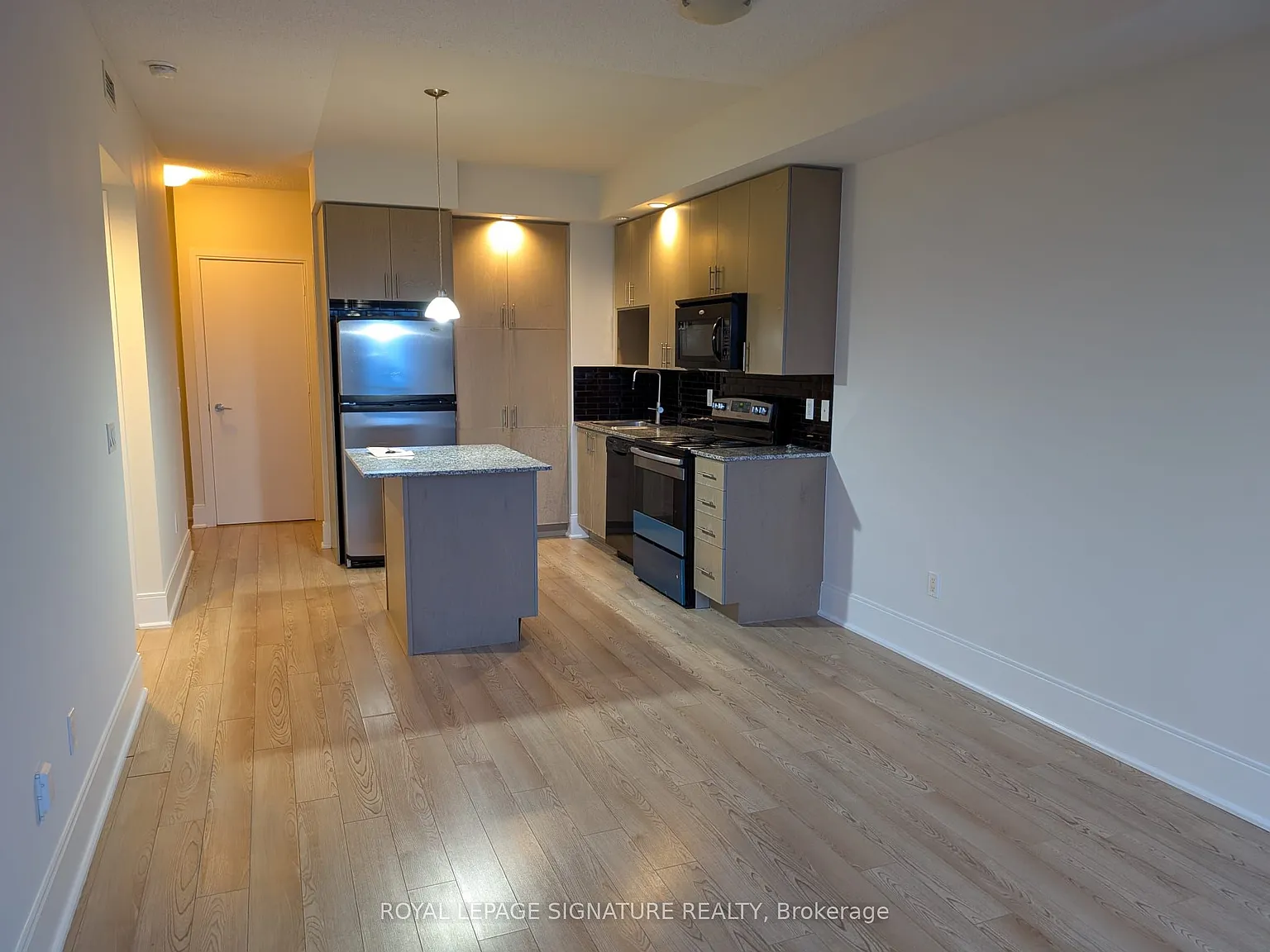 Accolade Condos — Photo 2