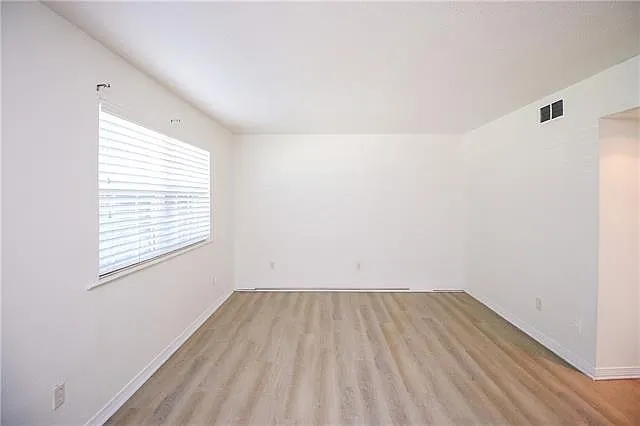 2 bed, 1.5 bath, 1200 sqft, $1,350 — Photo 3