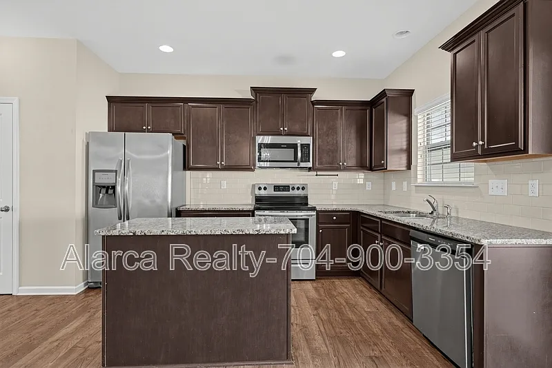 4 bed, 2.5 bath, 2230 sqft, $2,450 — Photo 3