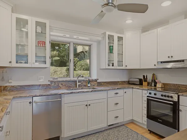 157 Harrison Ave APT 14, Newport, RI 02840