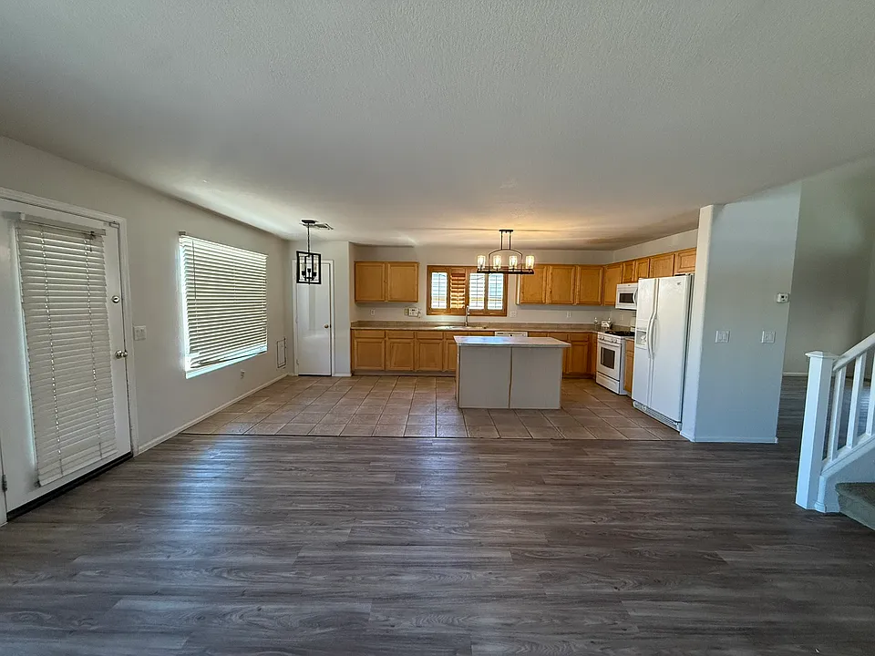 2513 N 109th Ave