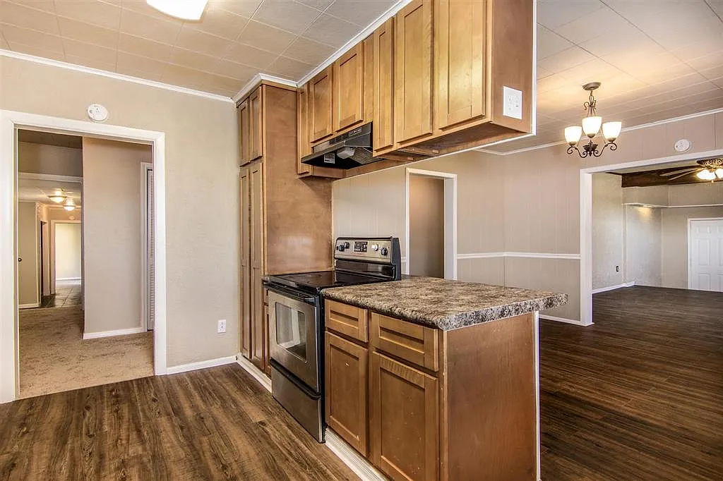 5 bed, 2700 sqft, $2,300 — Photo 2