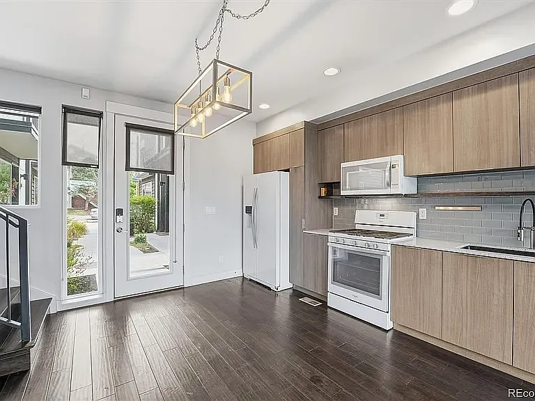 2 bed, 2.5 bath, 1262 sqft, $3,000 — Photo 3