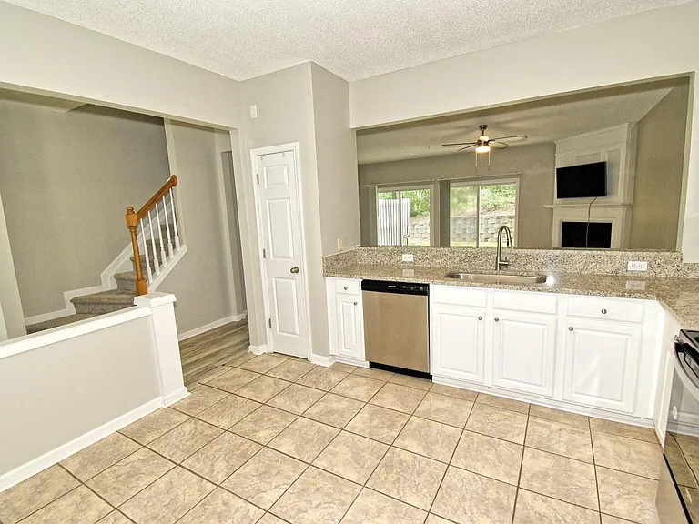 314 Canyon Lake Cir — Photo 4