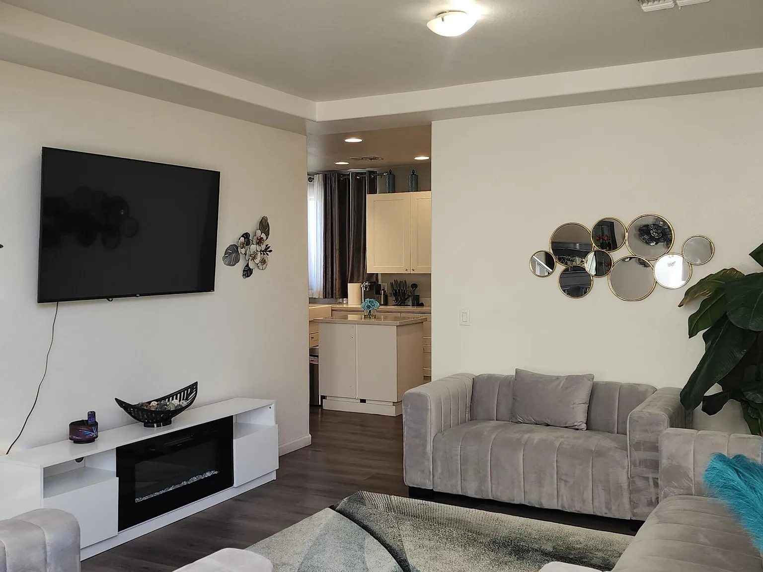 4 bed, 2.5 bath, 3047 sqft, $3,700 — Photo 4