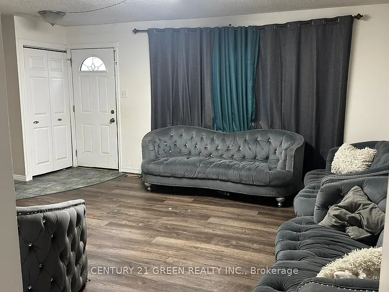 32 Elvira Cres — Photo 2