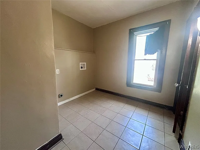 151 Amber St #UPPER — Photo 8