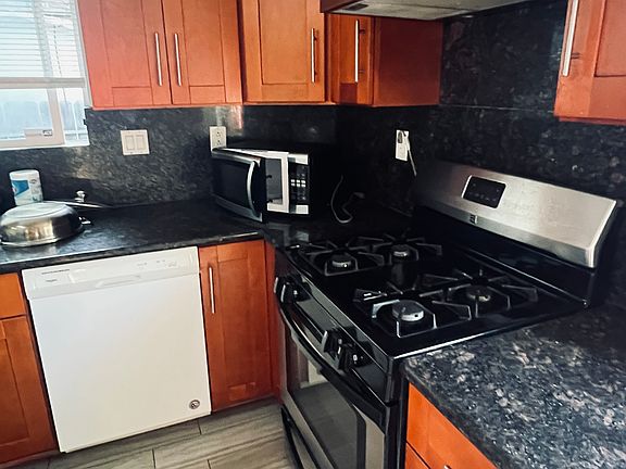 4th image of 117 E Hillsdale Blvd #B