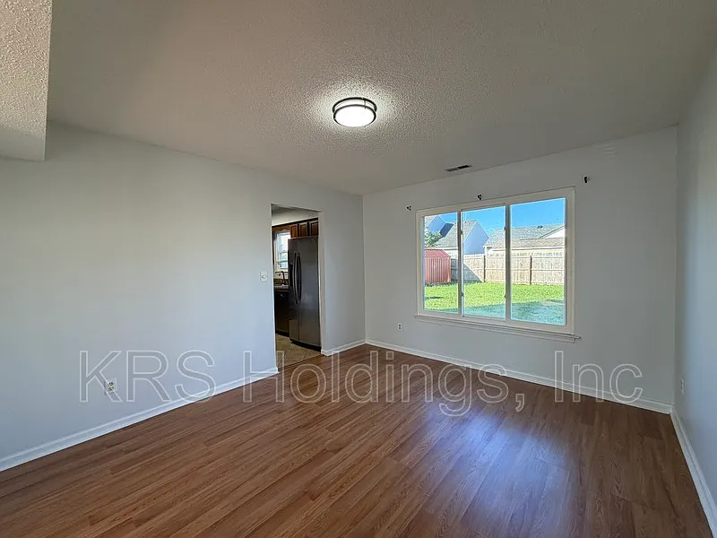 3 bed, 2.5 bath, 1648 sqft, $2,300 — Photo 2
