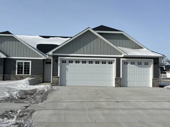 341 Cromwell Dr, Grand Forks, ND 58201