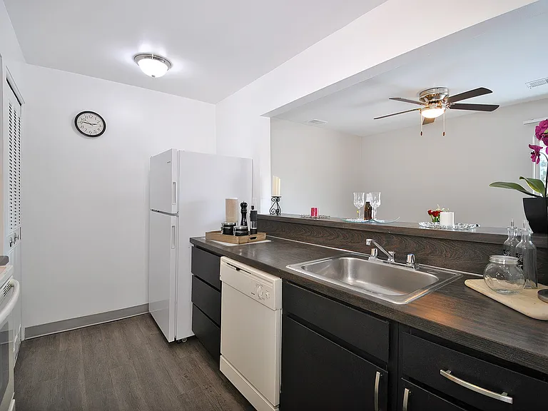 Woodcrest Apartments — Photo 15