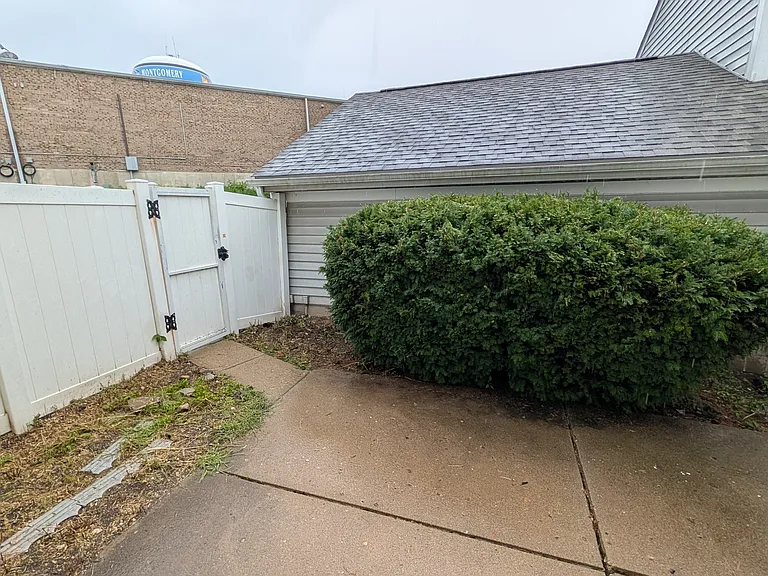 3195 Gracemore Ave — Photo 2