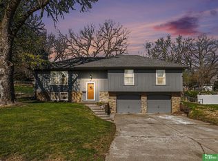 1112 Hackney Dr, Papillion, NE 68046