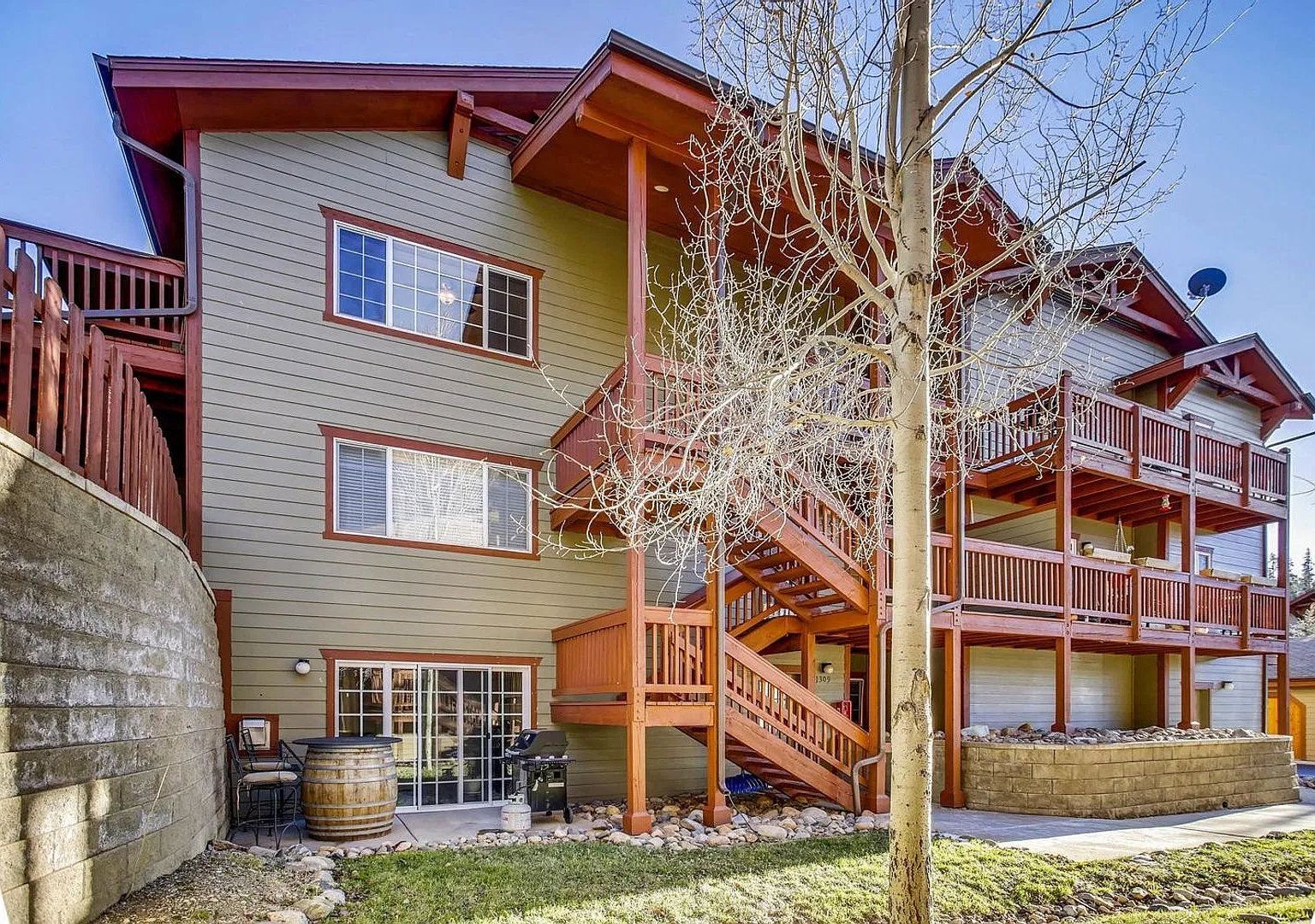 2 Bedroom between Breck and Frisco!! Top Floor! Heat included! 1 car garage! Vaulted Ceilings, Gr... — Photo 1