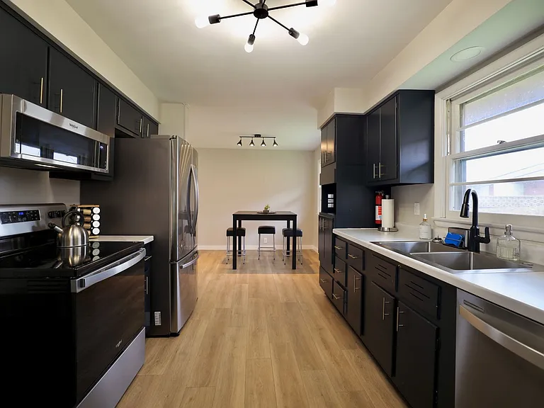 1534 N Woodburn Ave — Photo 18