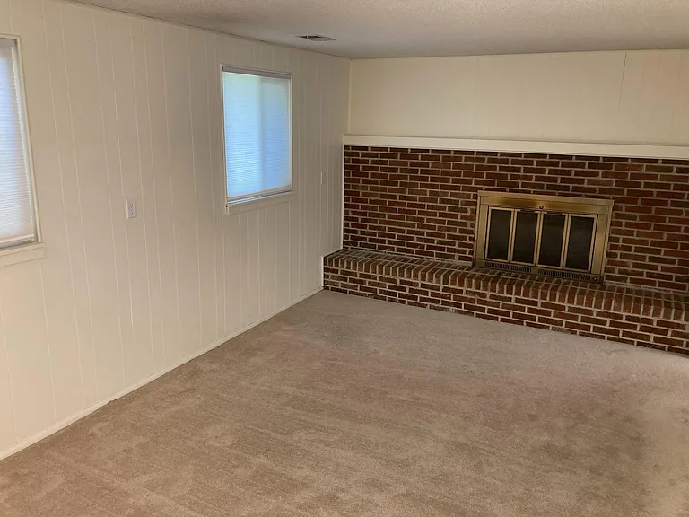 585 Meadowview Ln — Photo 14