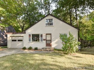 225 Oakwood Dr, Geneva, IL 60134