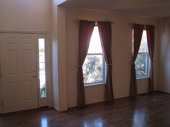 4th image of 1010 Wheatfield Dr