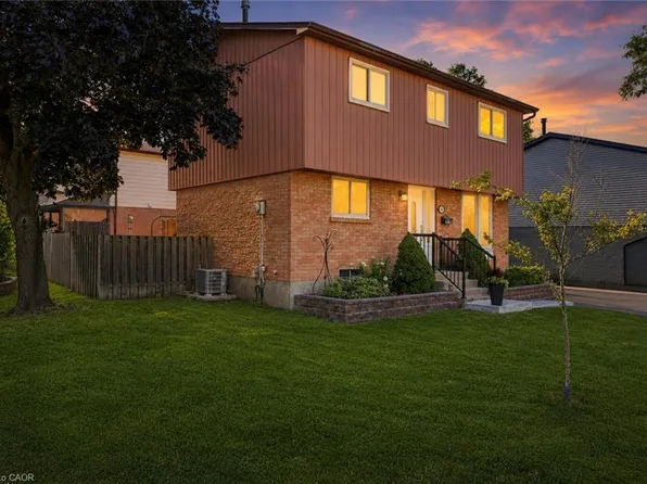 14 Berrisfield Cres, Hamilton, ON L8T 4X1