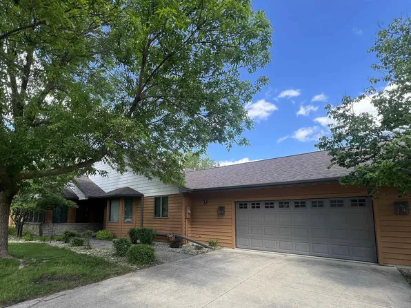 2004 Hunters Ridge Dr, Mason City, IA 50401