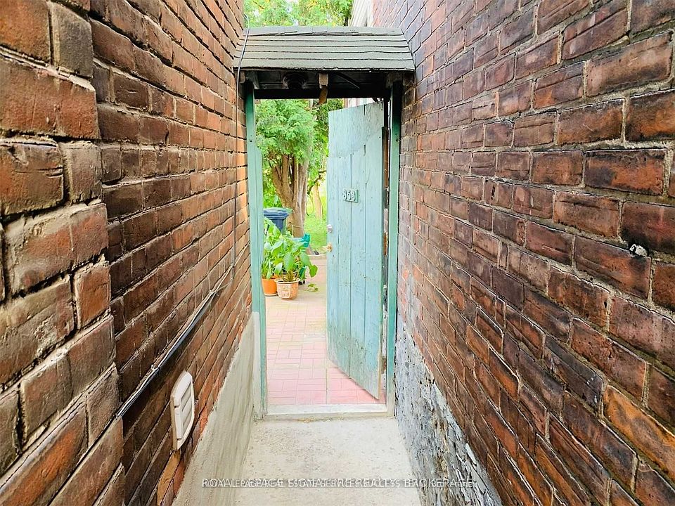 2nd image of 353 Lansdowne Ave