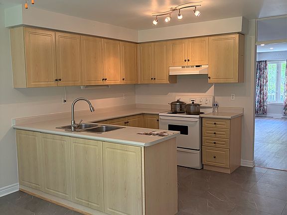 3rd image of 5 Brecken Dr