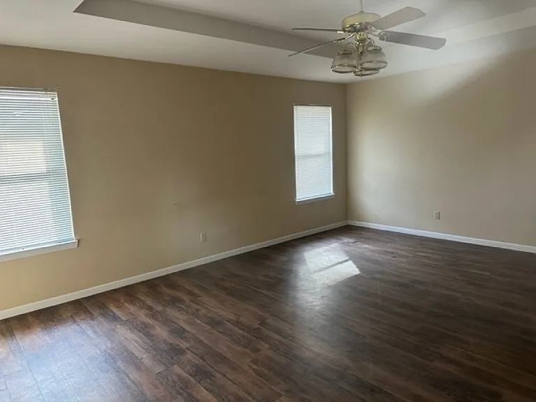 2527 Westminster Dr — Photo 4