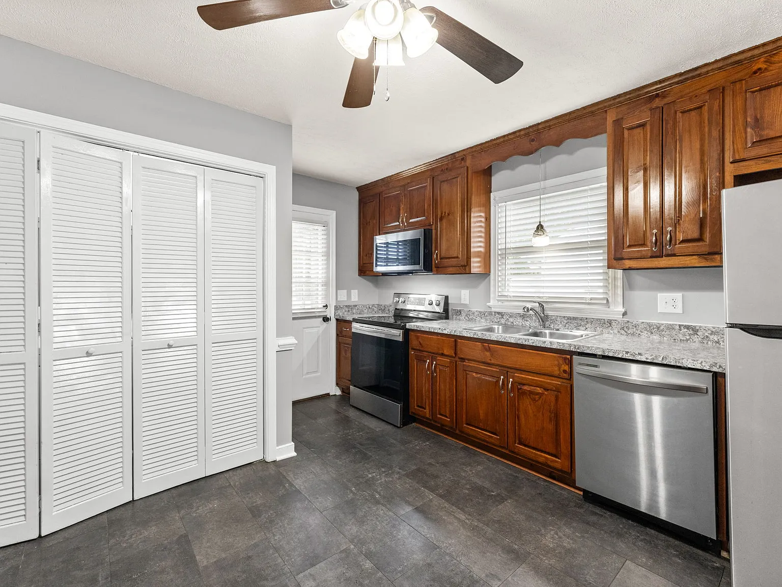 104 N Oak Avenue - 1 — Photo 4