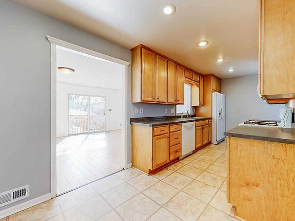 4th image of 2760 Norwood Ln N