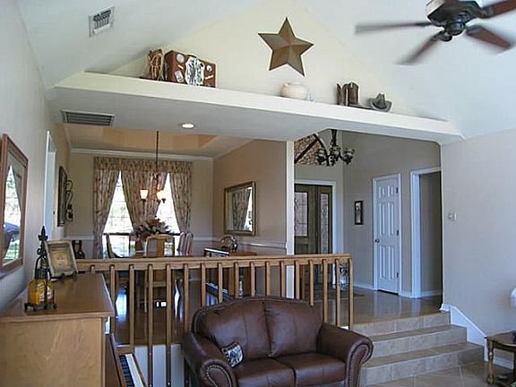5th image of 806 Shady Creek Dr