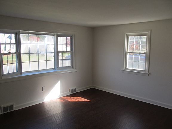 3rd image of 207 Regina Ave