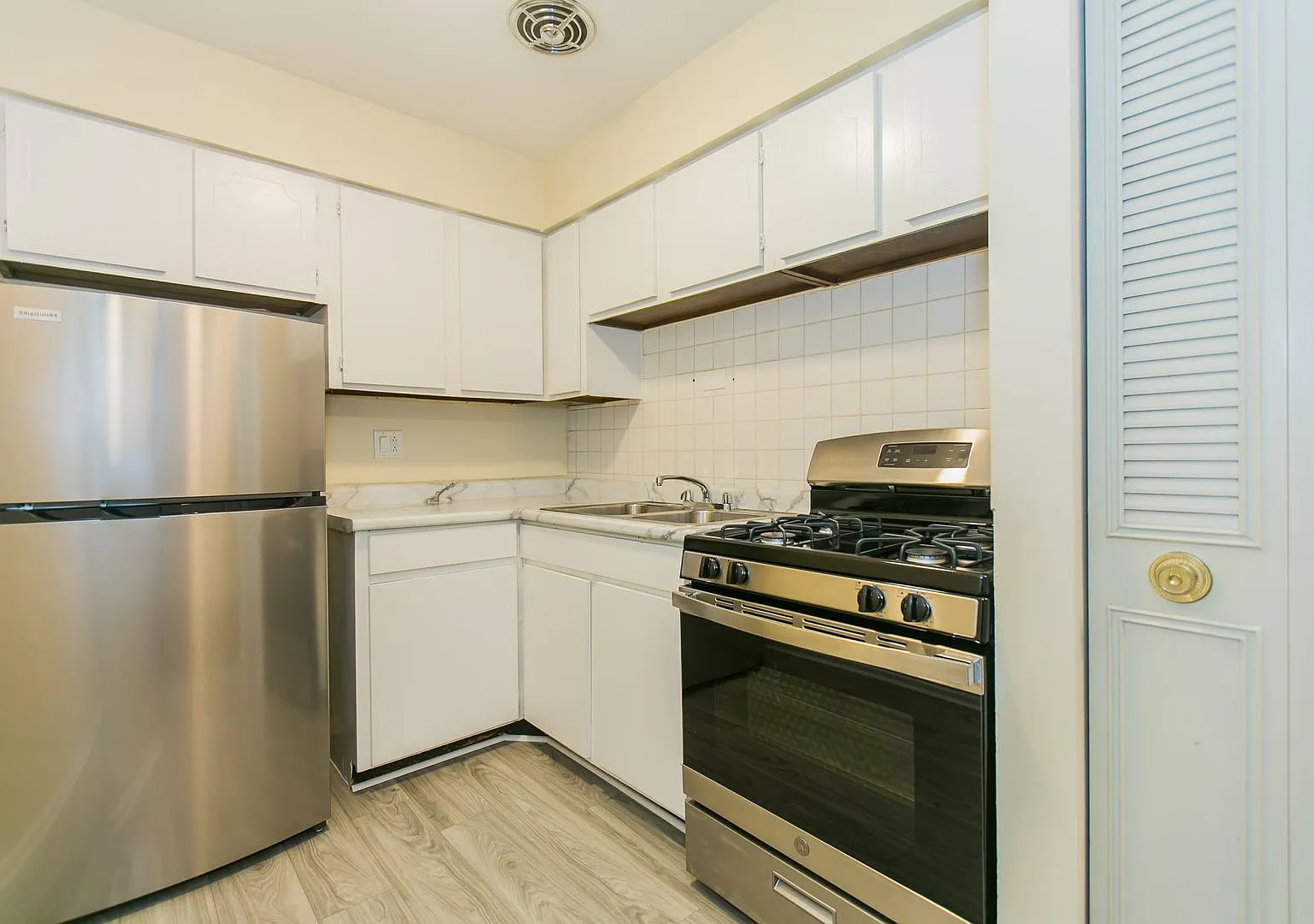 519 W Deming Pl — Photo 2