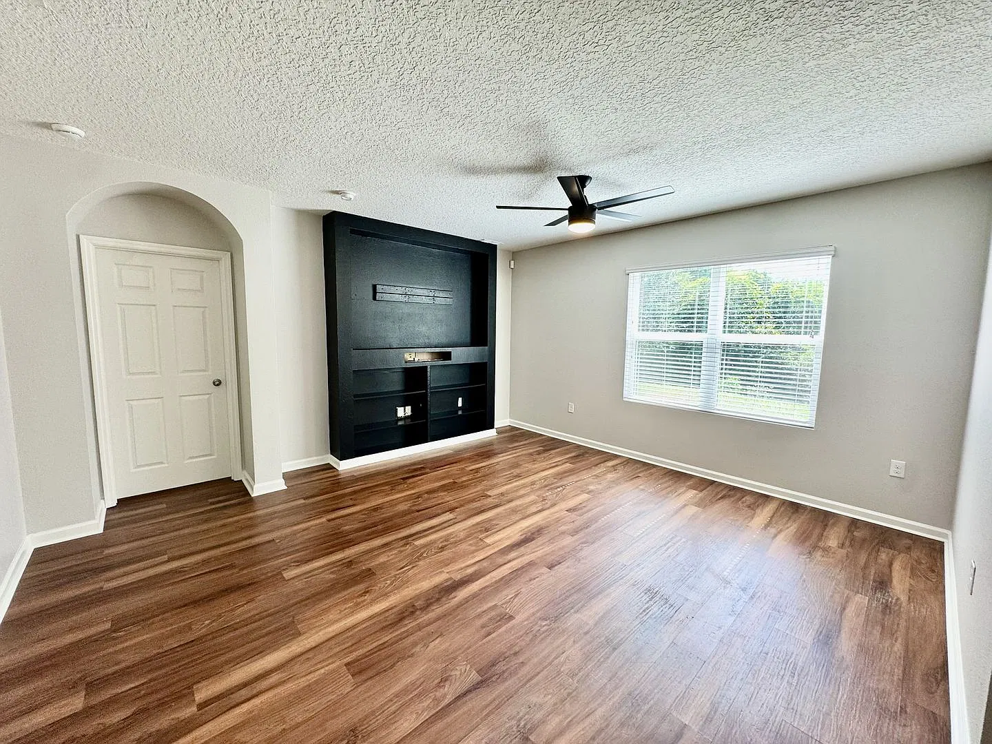 Beautiful 4 bed/2 bath!! — Photo 3