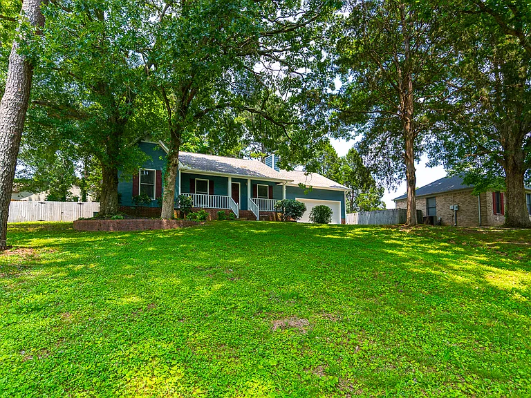 157 Greenwood Dr — Photo 2