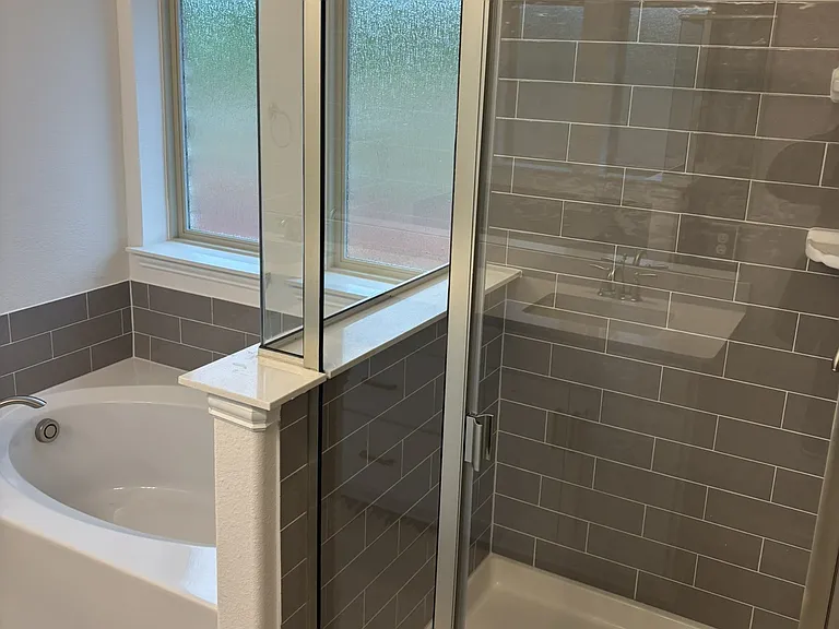 Master bathroom w/ dual sinks, tub, and shower