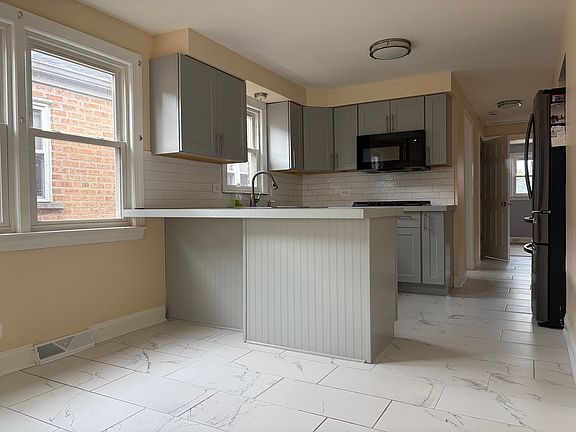 5th image of 6437 W 63rd Pl