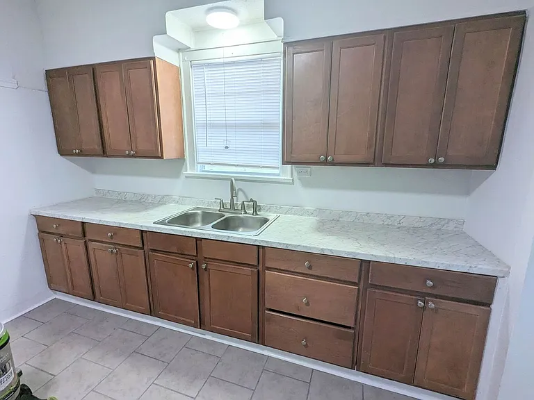 2224 Magnolia St — Photo 4