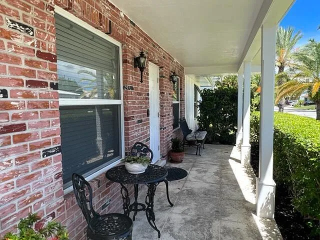1260 Manor Dr — Photo 3