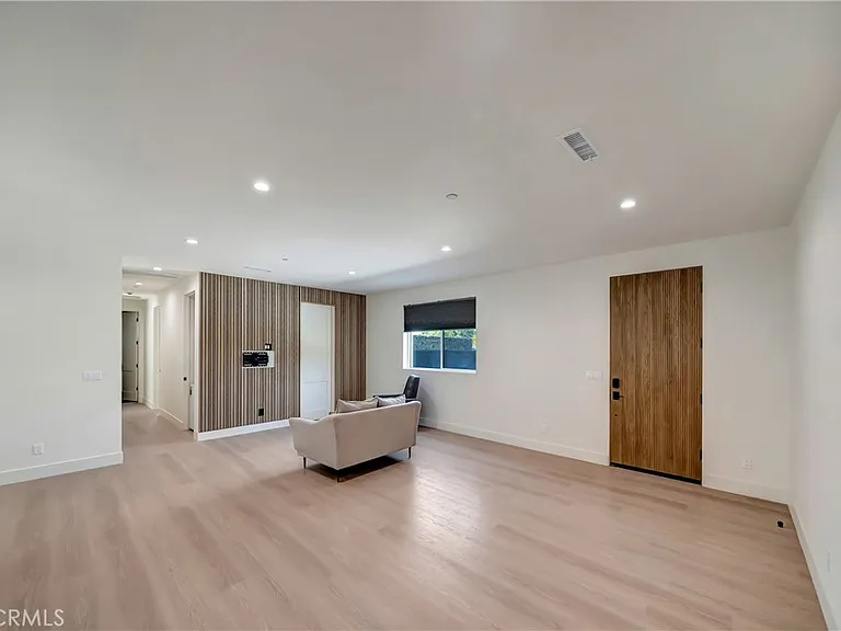 19145 Keswick St — Photo 10