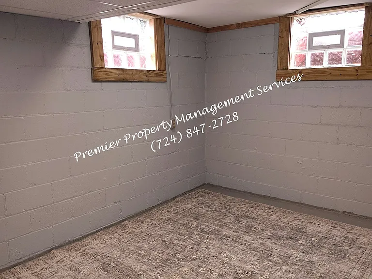 906 Clyde St — Photo 13