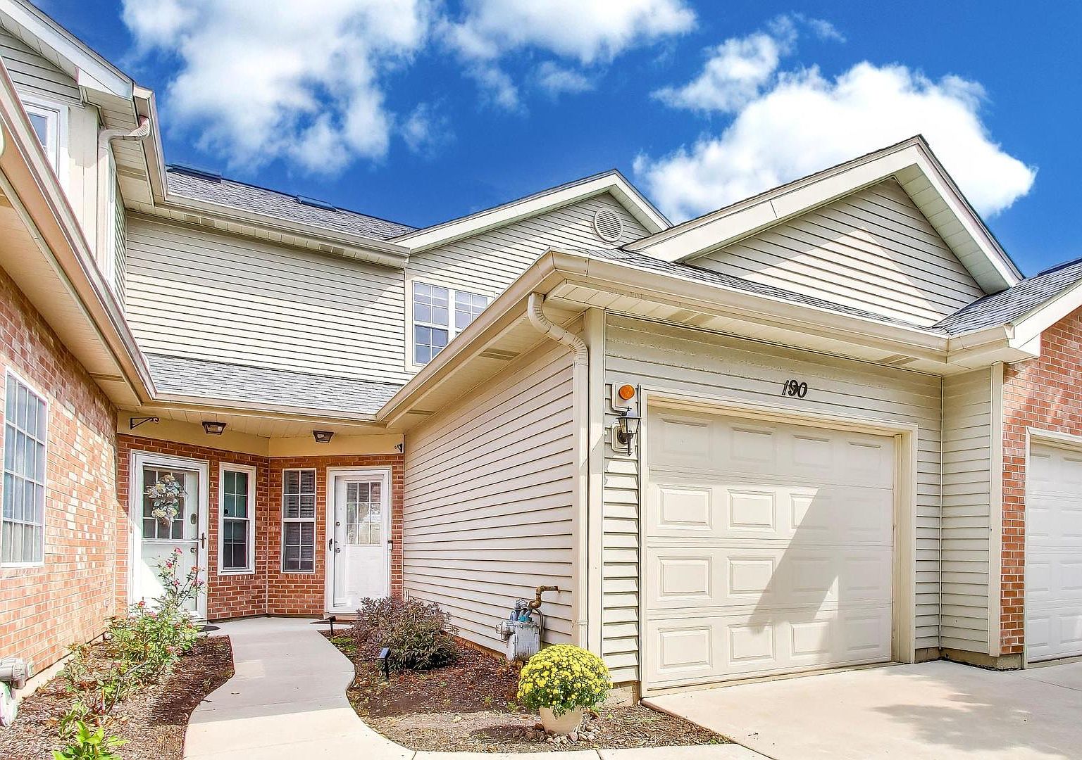 190 Golfview Dr — Glendale Lakes Golf Club