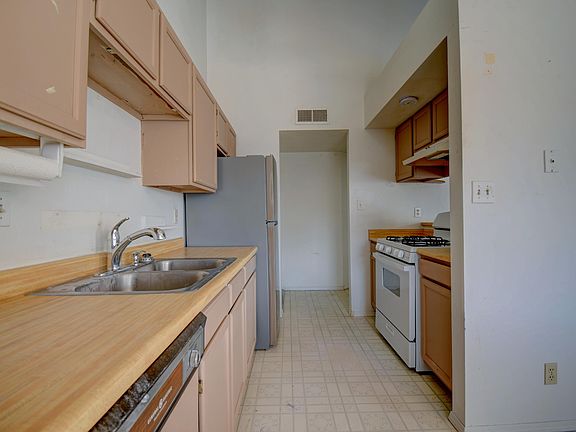 3rd image of 837 Madeira Dr SE