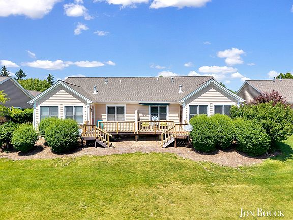 4th image of 2940 Grand Isle Dr NE #9