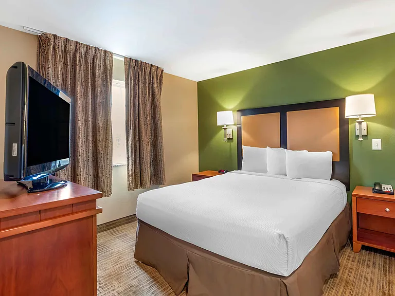 1 Bedroom Suite - 1 Queen Bed