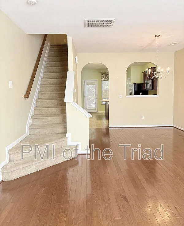 2 bed, 2.5 bath, 1368 sqft, $1,600 — Photo 2