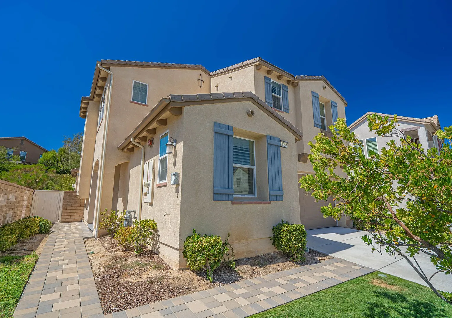Stunning 4-Bedroom Home with Solar, EV Charger, and a Loft in Valencia — Photo 2